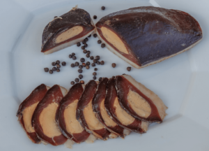 Magret de canard séché fourré au foie gras “Apéro” aux poivres d’Asie-min (1)